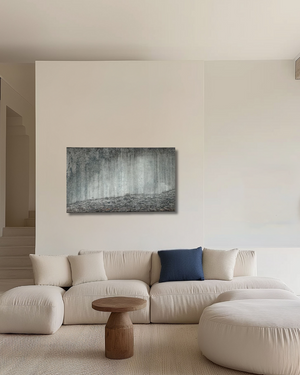 Abstraktes Gemälde Die Weite in Grau und Anthrazit an weisser Wand uber beigem Sofa, Lichtarts, Medium